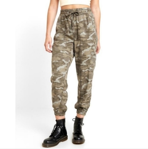 American Eagle Outfitters Pants - American Eagle Camo Cargo Pants Womens 6 Green Boho Retro 90s Y2K Utility